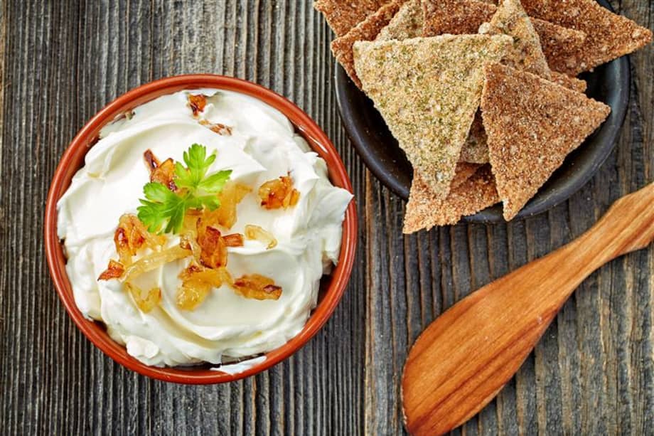 Dsifruta de este dip de cebolla caramelizada con unas buenas papas fritas.