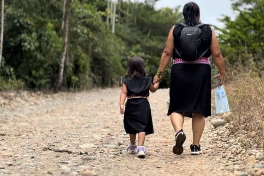 Los niños y los ancianos son los más vulnerables ante las minas. Los abuelos insisten en recorrer los sitios sagrados aunque haya peligro y los niños, debido a su curiosidad, terminan manipulando los artefactos.