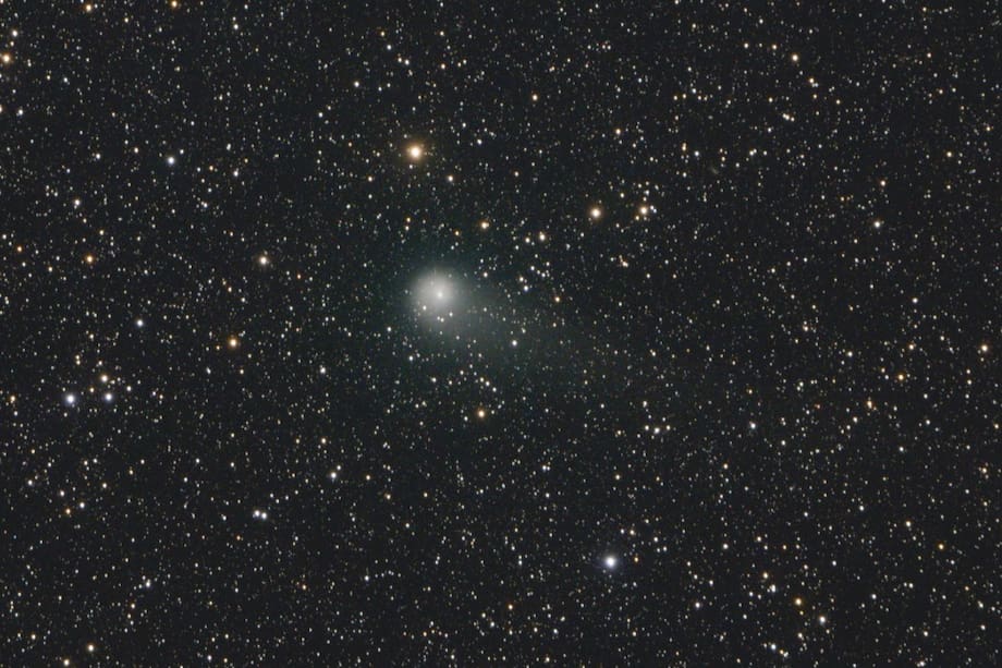 USA8297. SAN JUAN (PUERTO RICO), 07/06/2022.- Fotografía cedida por la Sociedad de Astronomía del Caribe (SAC) donde se aprecia el cometa "C/2017 K2 (PanSTARRS)" -en el centro- que fue captado recientemente desde San Germán (oeste de Puerto Rico) por el puertorriqueño Raymond Negrón, quien prevé que el astro tendrá su mayor acercamiento a la Tierra el 14 de julio. Un cometa descubierto en mayo de 2017 y captado recientemente desde Puerto Rico, tendrá un leve acercamiento a la Tierra en julio próximo, informó este martes la Sociedad de Astronomía del Caribe (SAC).