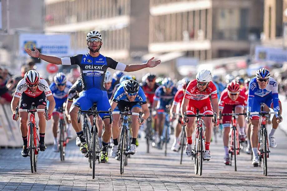 Fernando Gaviria levanta los brazos en Marsella. Foto: Etixx