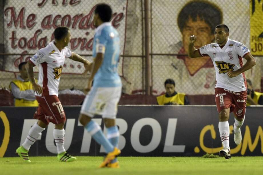 Ramón Ábila (d) celebra uno de los goles con los que 'El Globo' triunfó en la cuarta jornada del Grupo 4. / AFP