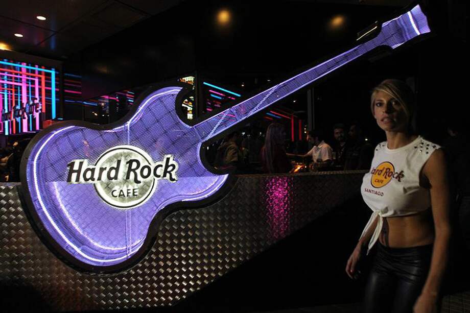 Con bandas de rock se inaugura en Santiago de Chile el Hard Rock Cafe