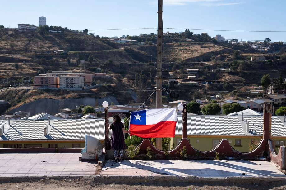 Imagen de referencia de una mujer sosteniendo la bandera nacional de Chile.
