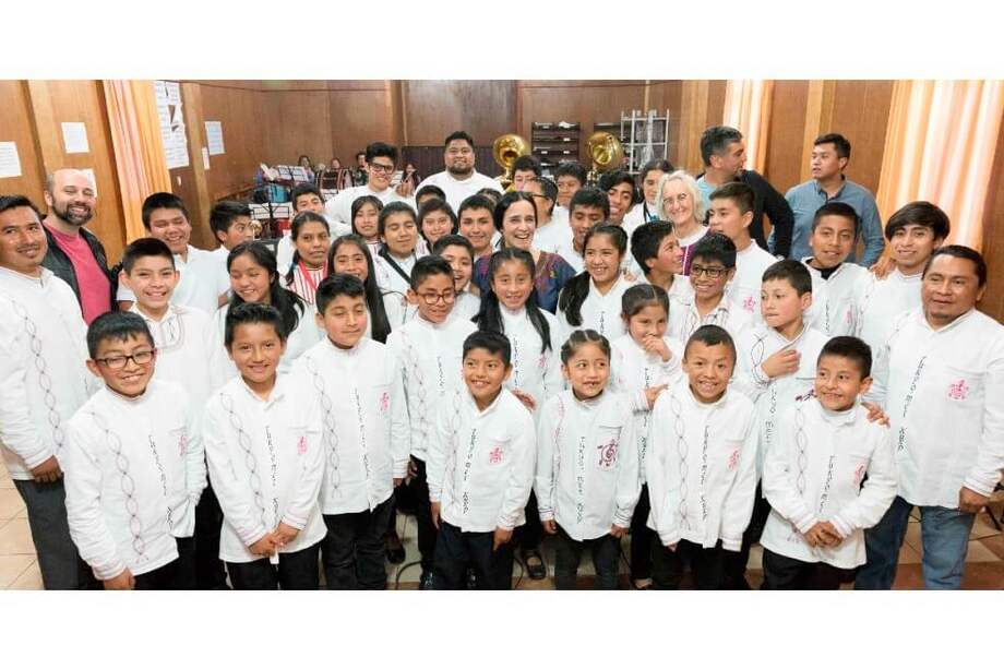 Julieta Venegas con la banda Tukyo'm ët Xuxp.