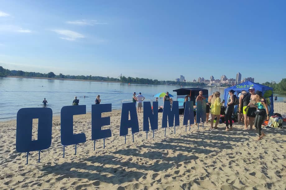 Participantes en la segunda competición de natación en aguas abiertas organizada por la empresa española Oceanman en 2024.