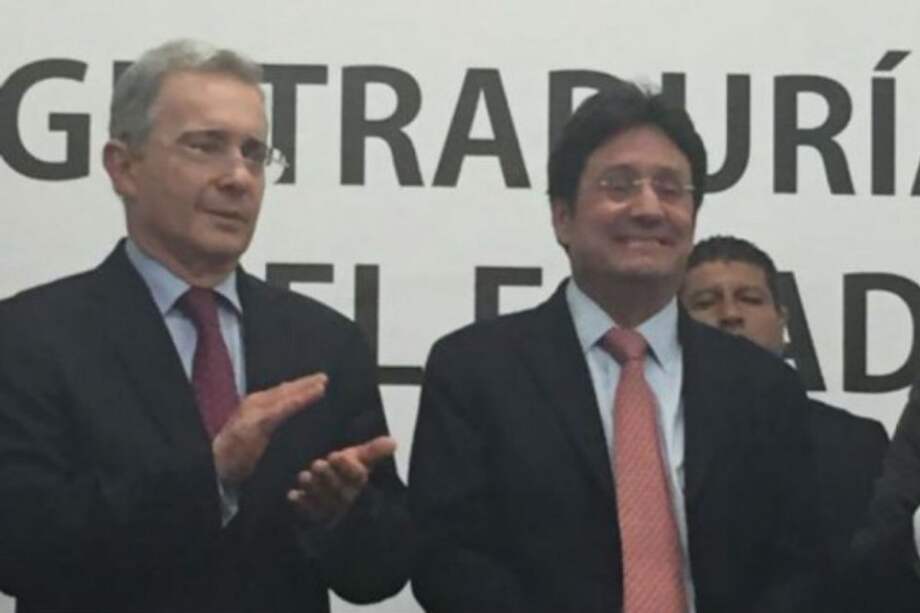 Francisco Santos, junto al expresidente Álvaro Uribe, oficializó su inscripción.