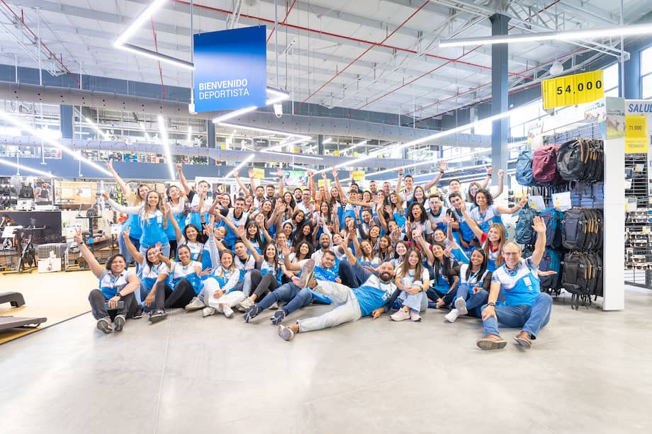 Colaboradores de Decathlon Colombia celebran la noticia de la reducción laboral.
