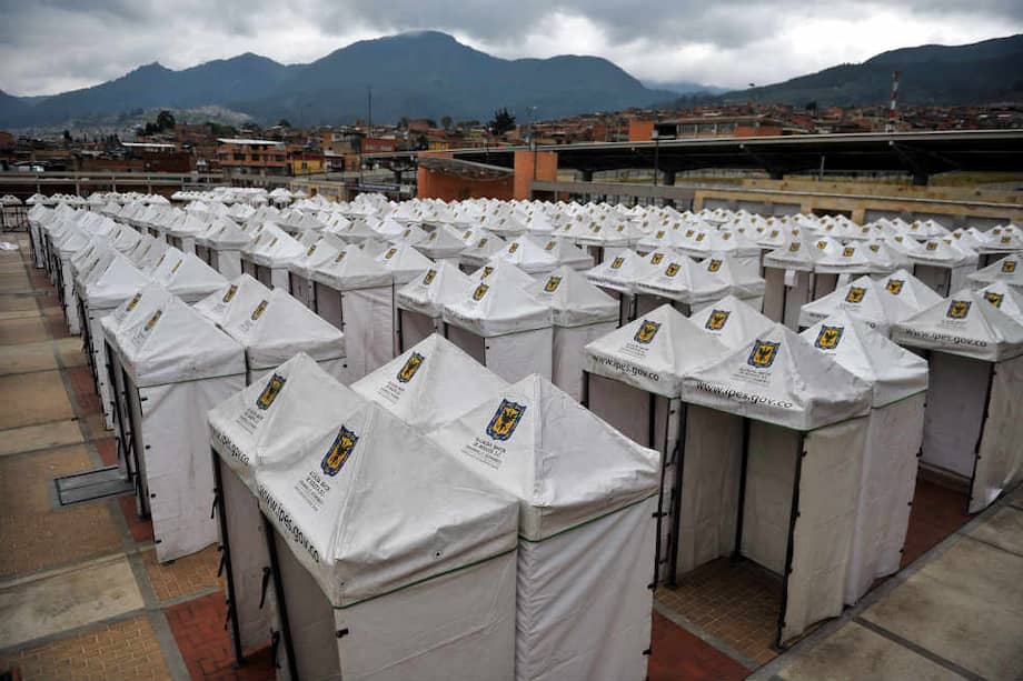 el IPES abrió 900 puestos de venta en la plaza ferial 20 de julio para que los comerciantes vayan ocupándolos gradualmente. / Gustavo Torrijos