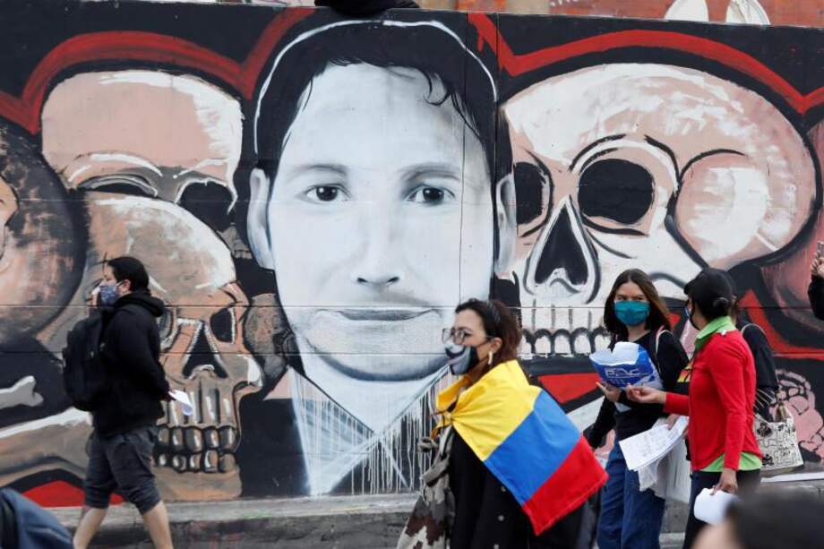 BOG200. BOGOTÁ (COLOMBIA), 21/09/2020.- Manifestantes caminan frente a un grafiti de Javier Ordóñez, muerto a manos de dos patrulleros de la policía, quienes enfrentan un juicio disciplinario en la Procuraduría.
EFE/ Mauricio Dueñas Castañeda