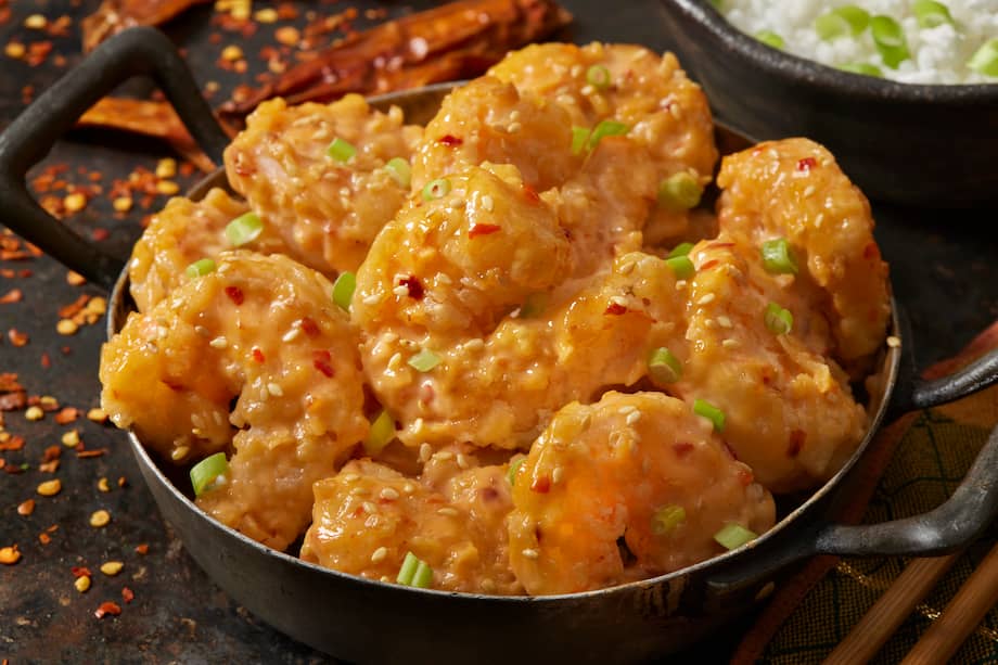 Sirve con patacones crujientes para disfrutar.