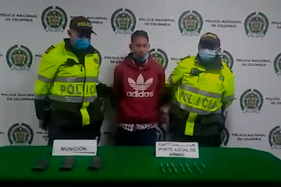 El capturado antes de ser capturado con la munición estaba golpeando a un auxiliar de Policía.