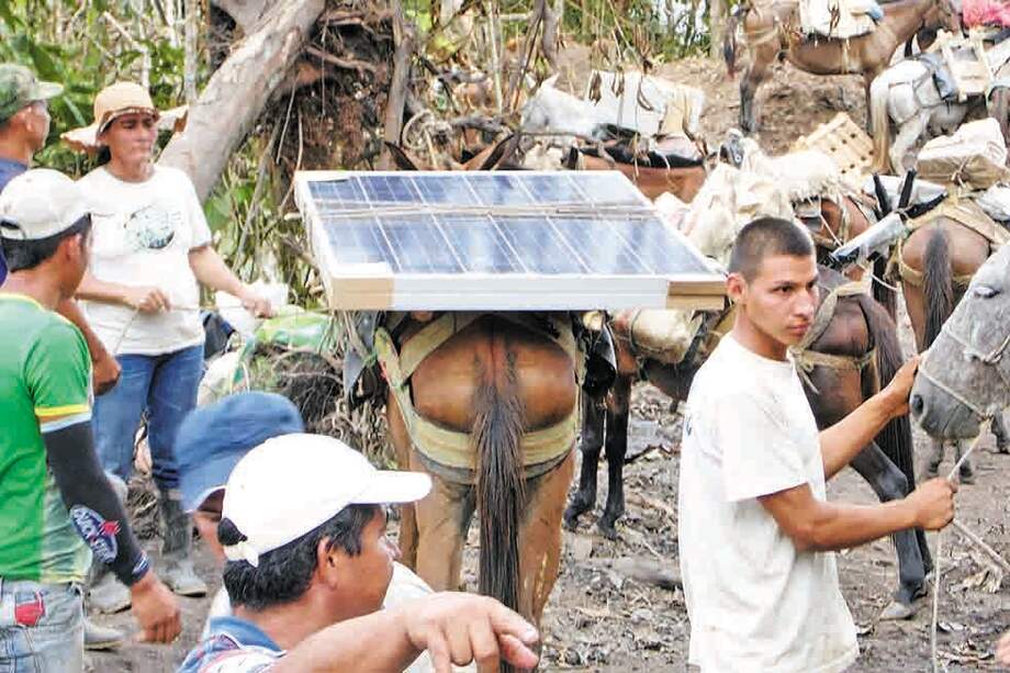 Como no hay vías, los campesinos han ayudado a trasladar los materiales, como los paneles, hasta sus hogares. / Secretaría de Minas y Energía de Cundinamarca