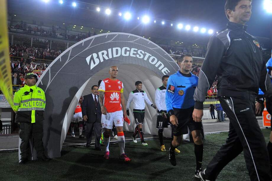 Ómar Pérez (izq.), gran figura y capitán de Independiente Santa Fe. / Cristian Garavito