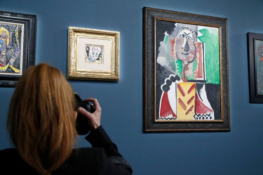 Las obras "La Fenetre de l’atelier La Californie" y "Buste d'homme" de Pablo Picasso durante la subasta de the Sotheby's