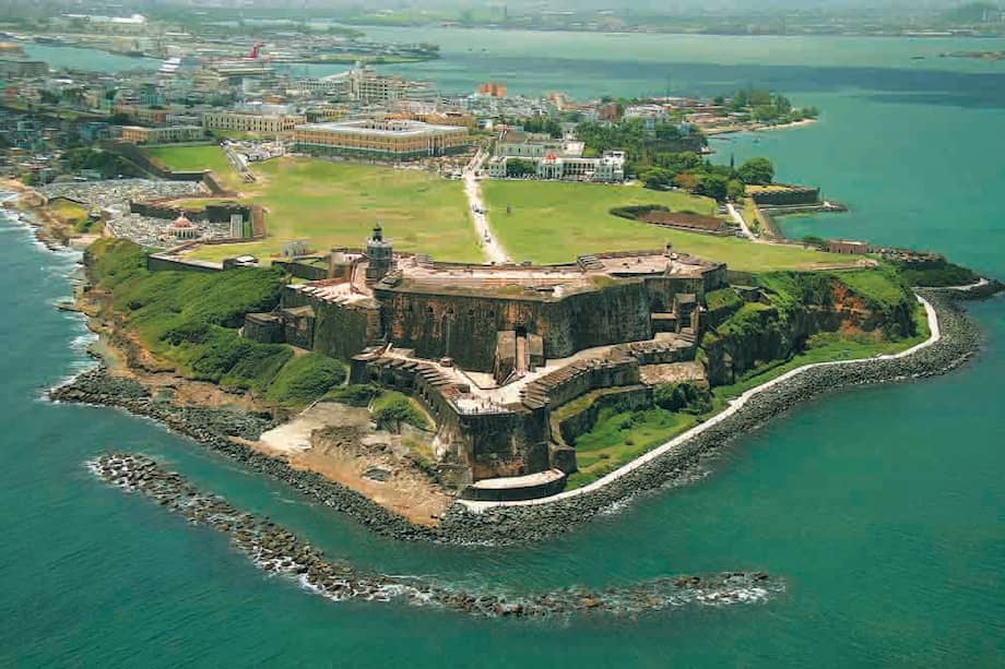El Viejo San Juan desde el aire. De frente, el fuerte antiguo de San Cristóbal. / Oficina de Turismo de Puerto Rico