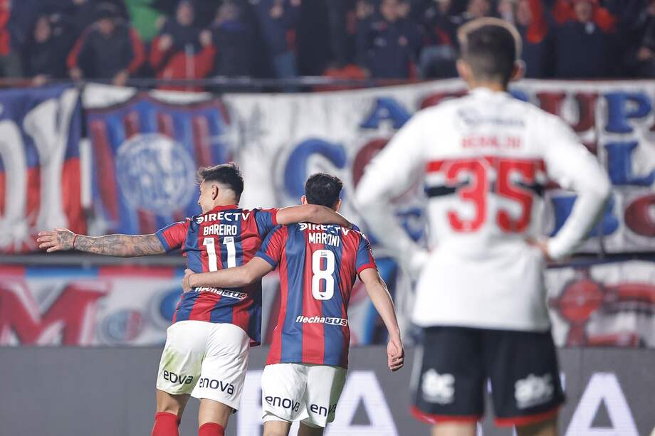 Adam Bareiro (izq.) de San Lorenzo celebra su gol, a un partido de los octavos de final de la Copa Sudamericana entre San Lorenzo y São Paulo en el estadio Pedro Bidegain en Buenos Aires (Argentina).