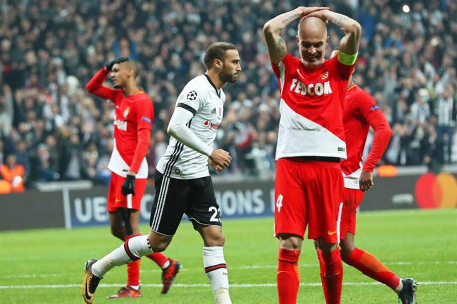 Cenk Tosun, futbolista del Besiktas, celebra el gol que anotó este miércoles, mientras los jugadores del Mónaco se lamentan. / EFE