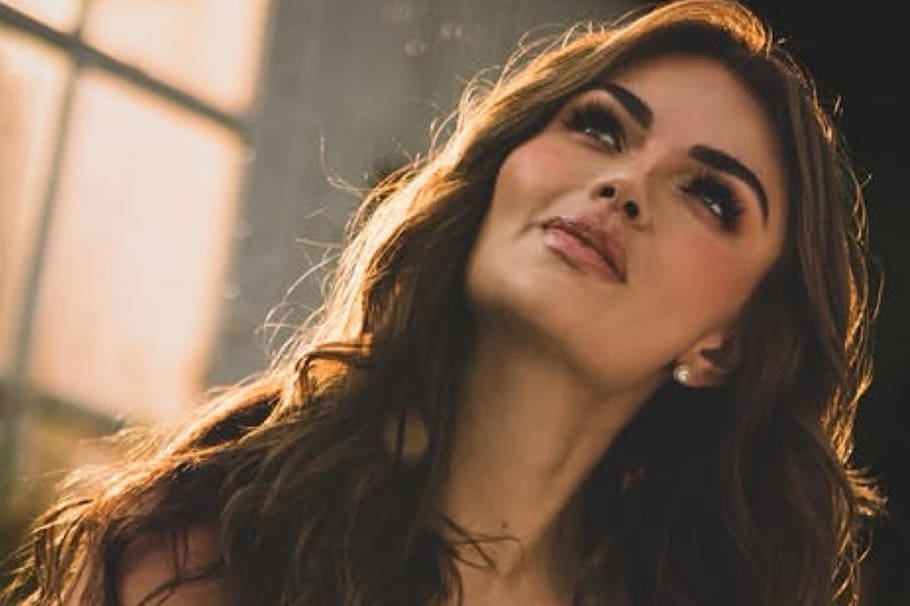 Sara Uribe sorprende vestida de novia, confiesa que sueña con boda y Camilo Méndez reacciona