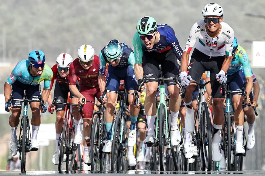 El ciclista mexicano de 22 años dominó un embalaje exigente, conquistó la primera etapa y es el nuevo líder de la competencia.