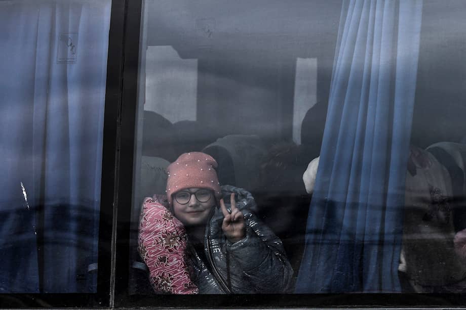 Una niña hace el signo de la victoria desde un autobús en el que ha llegado a Zaporiyia. Esta ciudad del centro este de Ucrania se ha convertido en el lugar al que llegan la mayor parte de personas que huyen de Mariúpol y las localidades cercanas controladas por el ejercito ruso.