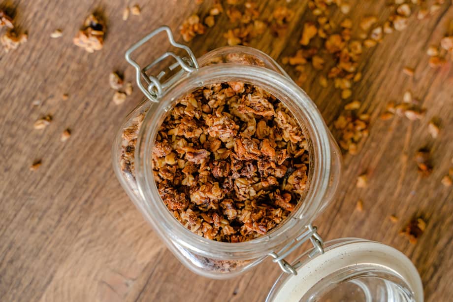 La avena, el coco y la fruta en esta granola ayudan a la digestión y te darán sensación de saciedad.