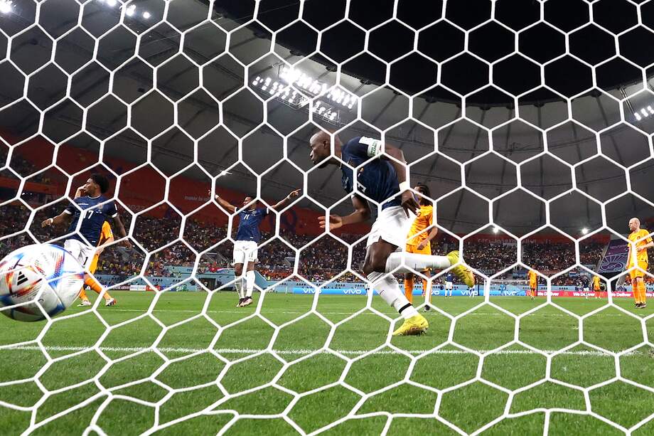 Momento en el que Enner Valencia anota el gol del empate contra Países Bajos.