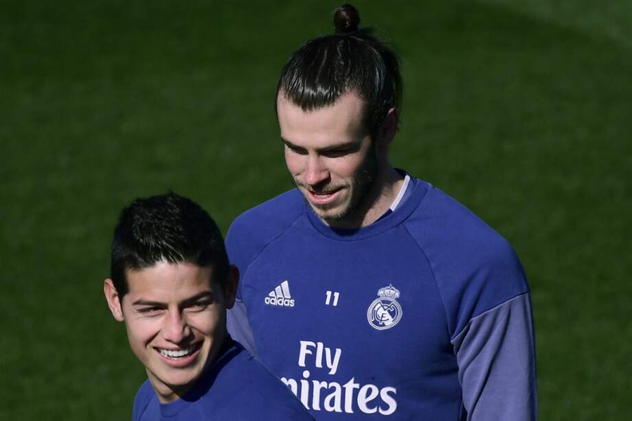 El colombiano James Rodríguez (i), junto al galés Gareth Bale, en el entrenamiento de este viernes. / AFP