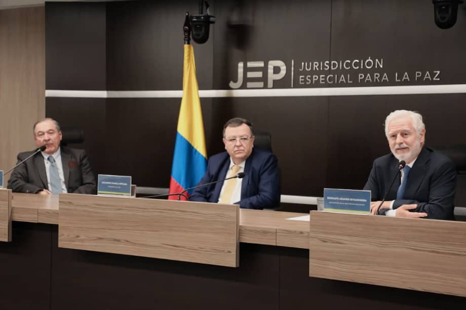 De izquiera a derecha, los magistrados Eduardo Ciuentes Muñoz, Alejandro Ramelli Arteaga y Rodolfo Arango Rivadeneira durante la comunicación de las dos apelaciones.