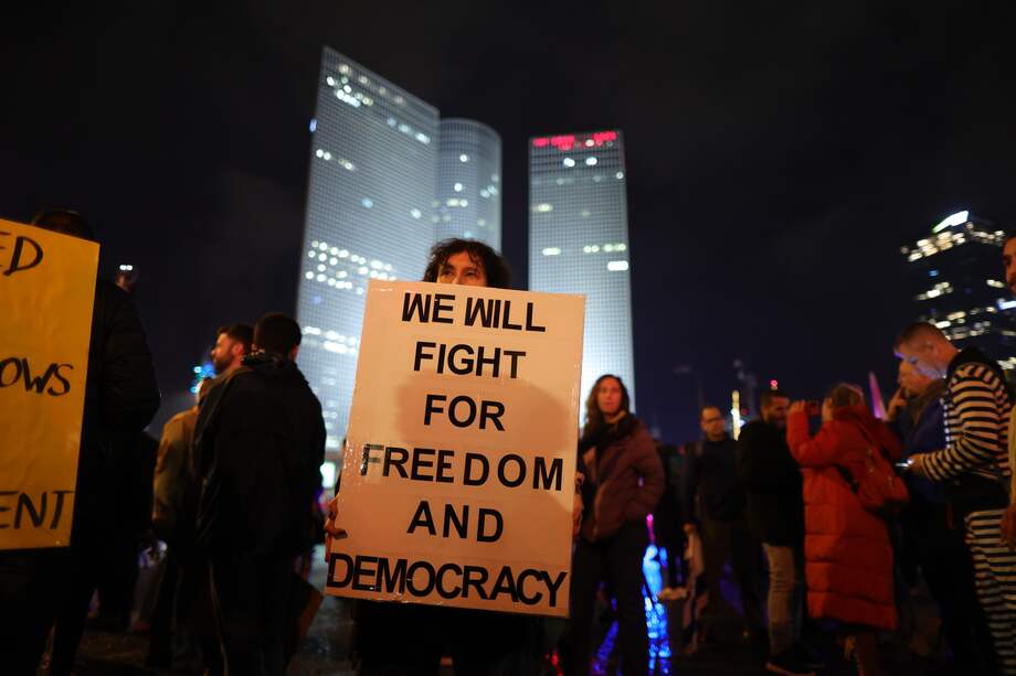 Miles de personas protestan en Tel Aviv, Israel en manifestación de rechazar la reforma judicial propuesta por el primer ministro, Benjamin Netanyahu