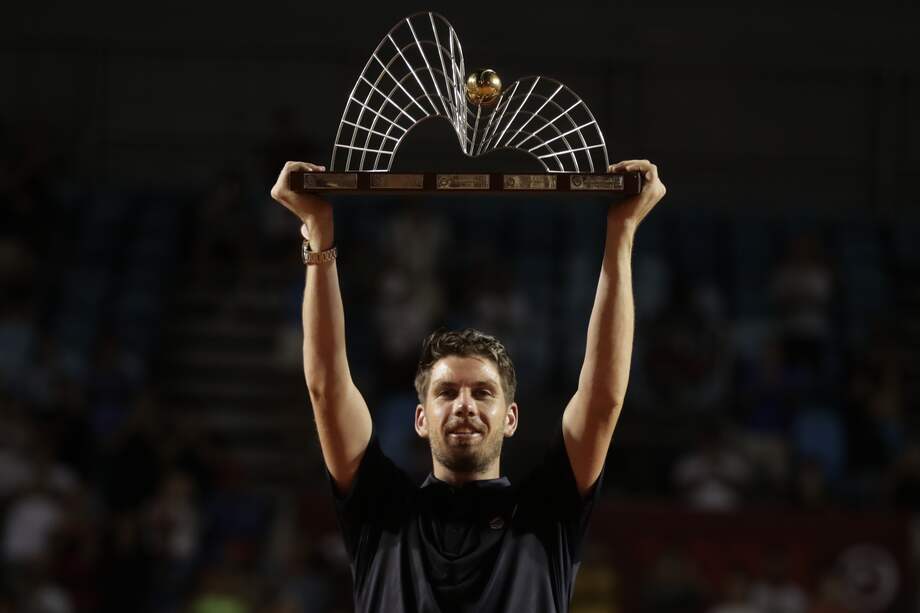 El británico Cameron Norrie celebra al ganar el torneo ante el tenista español Carlos Alcaraz hoy, al finalizar el partido de la final del Abierto de tenis de Río, en el Jockey Club Brasileiro.
