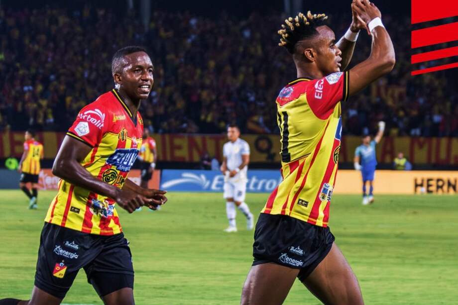 Faber Gil (der.) fue el autor del primer gol de Deportivo Pereira en su victoria ante Águilas Doradas.