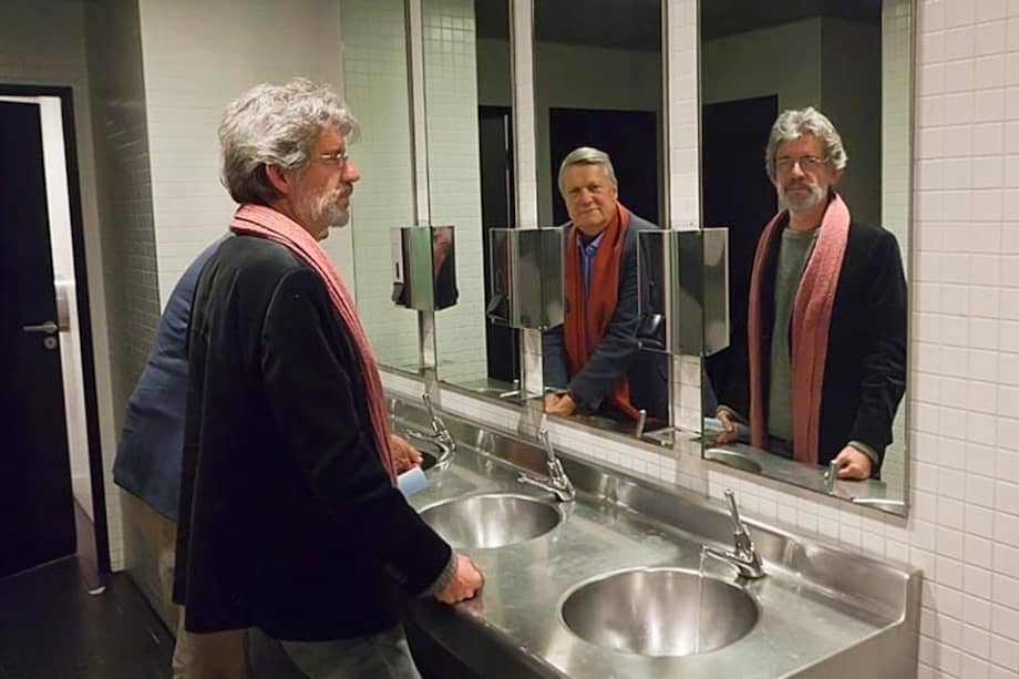 El traductor Peter Schultze-Kraft y el escritor Tomás González, en un baño de la Biblioteca Nacional de París en 2010.