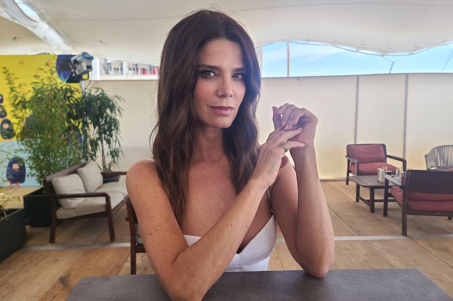 Ella es la hija de Juana Acosta. También es actriz y debuta junto a su madre en serie