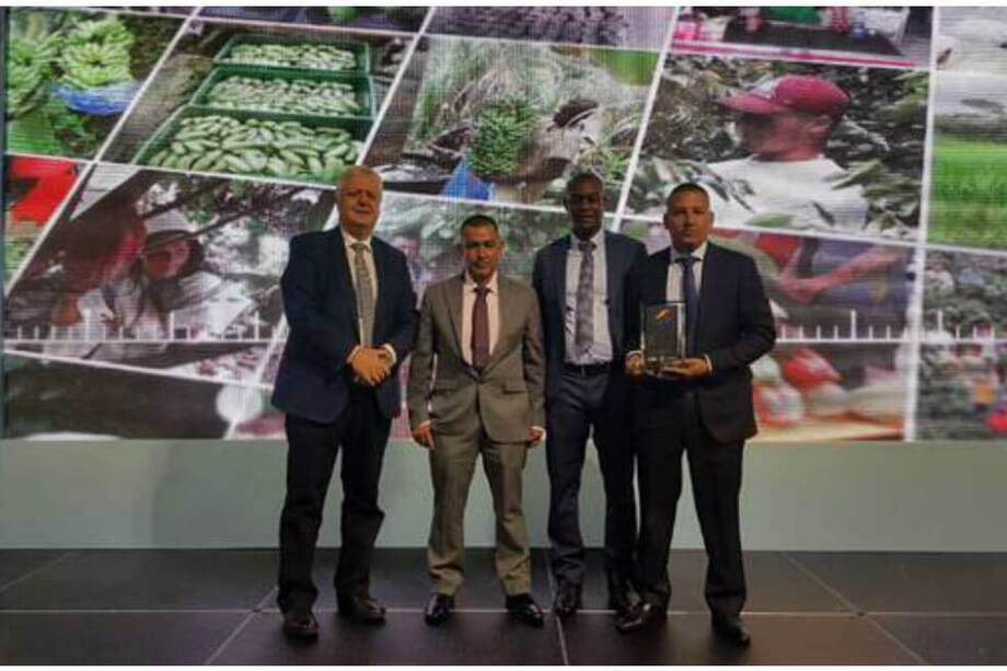 Jhon Burbano, Héctor Perea y Héctor Hernández, respectivamente, son los socios de la empresa Mundo Maderas, uno de los 4 ganadores del premio Emprender Paz. / Comunicaciones ARN