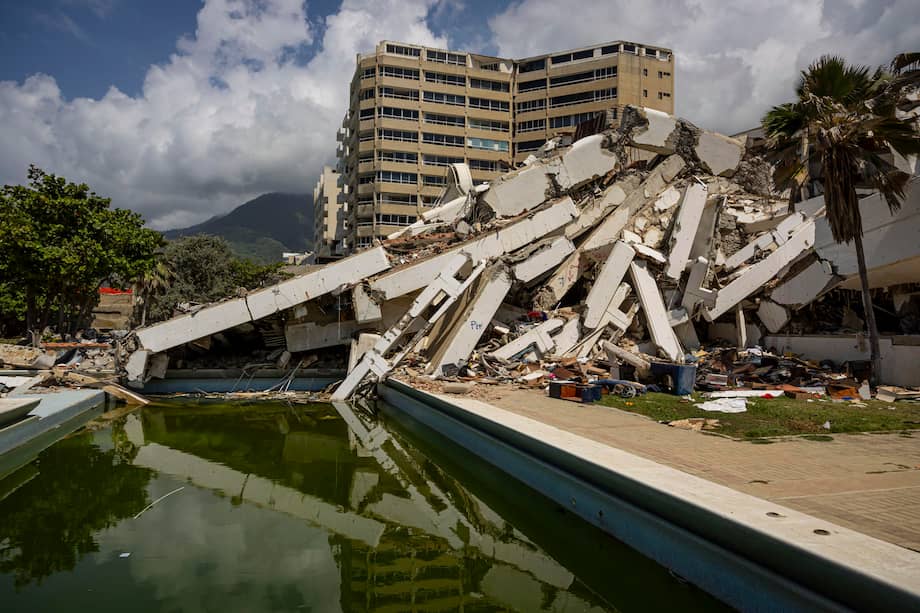 Vista de los escombros de edificios destruidos por los terremotos del 24 junio, este lunes en Caraballeda (Venezuela).