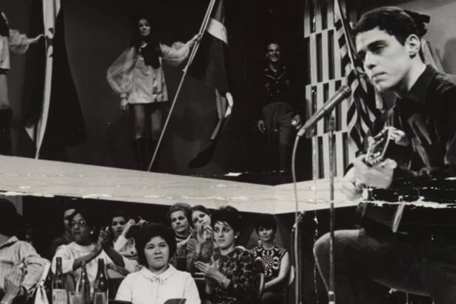 Chico Buarque cantando en TV Río, en 1967.