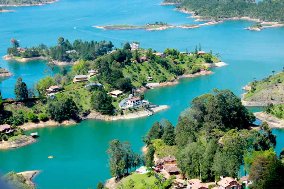 Con 2.262 hectáreas, el embalse de Guatapé, que se terminó de construir en 1979, es uno de los más grandes de Colombia. / Sergio Silva Numa