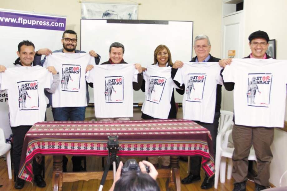 Delegados de paz del Eln reciben camisetas simbólicas de la Federación Internacional de Prensa de los Pueblos (FIPU). / Gustavo Montoya