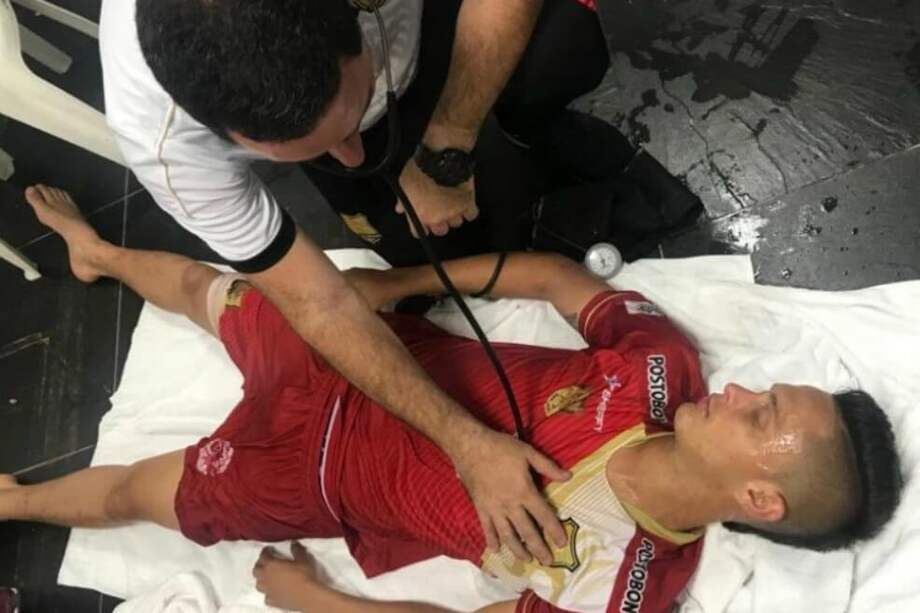 David Contreras, jugador de Rionegro Águilas, tuvo que salir del campo al minuto 40 del primer tiempo tras sufrir un "golpe de calor", en un juego contra Alianza Petrolera en Barrancabermeja. / acolfutpro