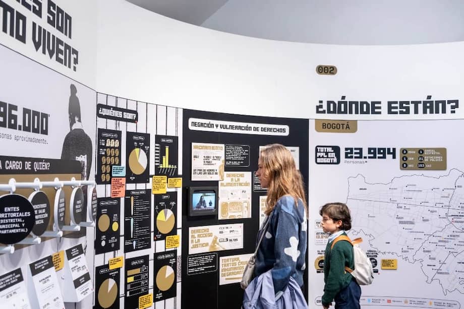 Cinco relatos guiaron la experiencia expositiva. Voces diversas en edad, género, orientación sexual y trayectorias de vida narraron el encierro desde la experiencia propia: las carencias, los miedos y las violencias, pero también los gestos de dignidad, resistencia y afirmación frente a un sistema que históricamente ha excluido a quienes pasan por la cárcel.