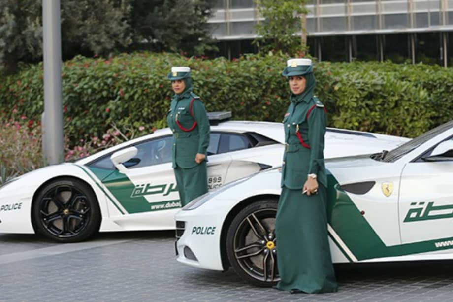 Mujeres policía de Dubái patrullan en Ferraris