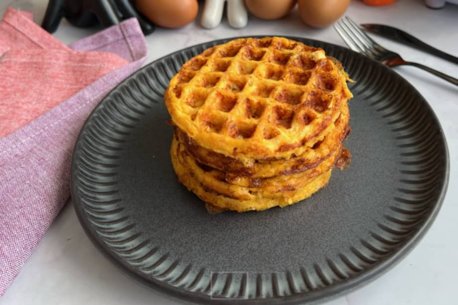 El ingrediente infaltable en esta receta de waffles de pollo es la zanahoria.