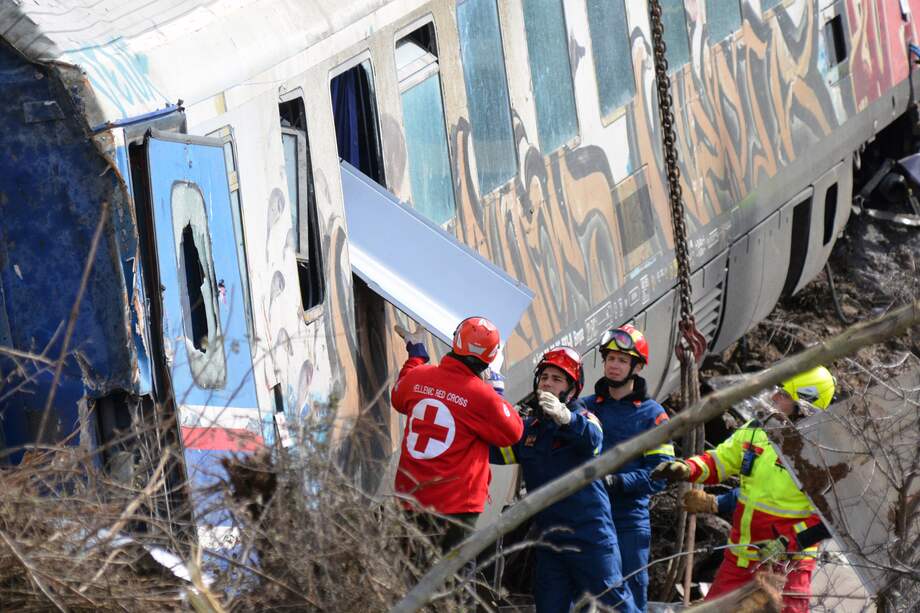 Los rescatistas suspenden las labores de búsqueda del accidente ferroviario que dejó al menos 57 muertos cerca a Atenas, Grecia.