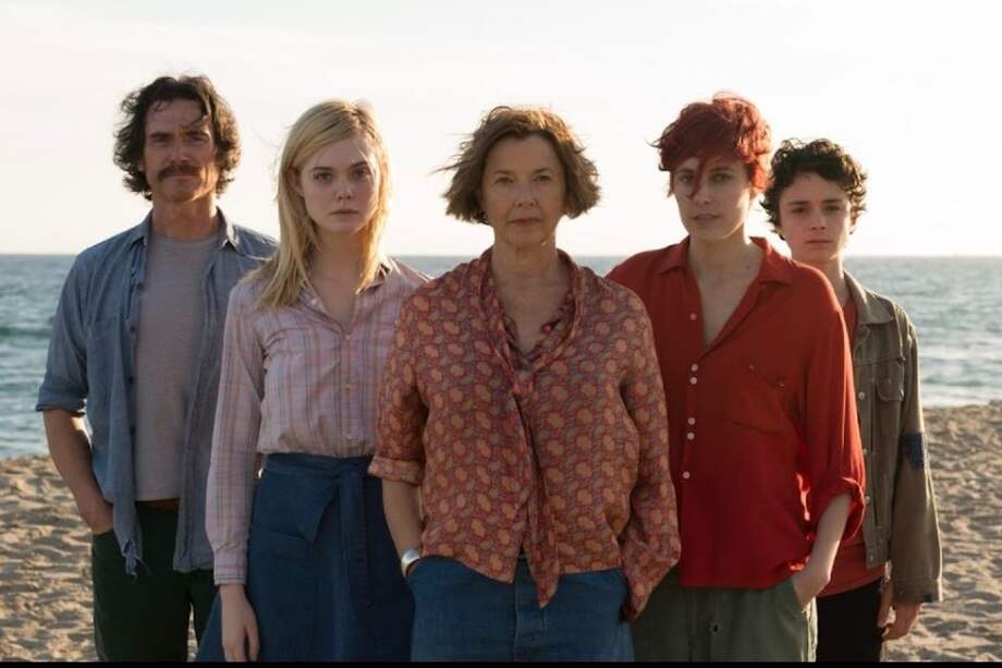 "Mujeres del siglo XX" es la película con la que se inicia el ciclo. Estrena el viernes 18 de febrero a las 10:00 pm. El filme se ubica a finales de los años 70, tres mujeres exploran el amor y la libertad en California al tiempo que un adolescente experimenta el paso a la madurez rodeado por estas mujeres.