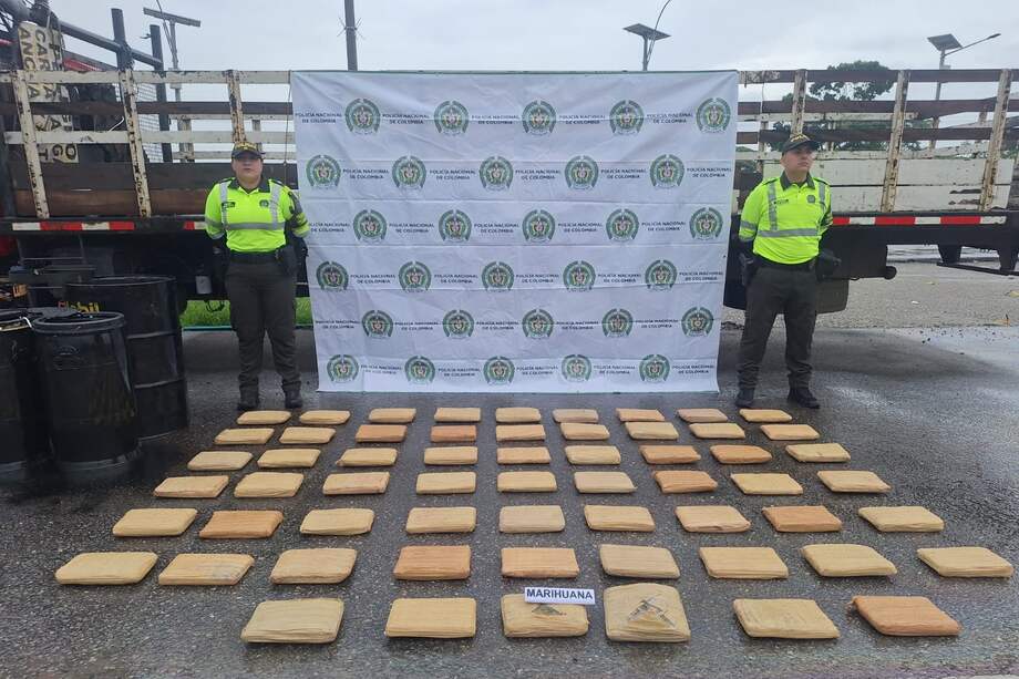 La droga estaba oculta en canecas metálicas de 55 galones que habían sido acondicionadas con un doble compartimento, en un intento por disimular el alijo y eludir el control de las autoridades.