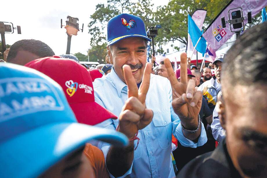 El presidente de Venezuela, Nicolás Maduro, desde Caracas, saluda a simpatizantes en una manifestación a favor de su gobierno.