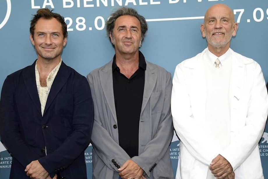 Jude Law, el director Paolo Sorrentino y John Malkovich durante la presentación de "The New Pope" en el Festival de Cine de Venecia 2019. / EFE
