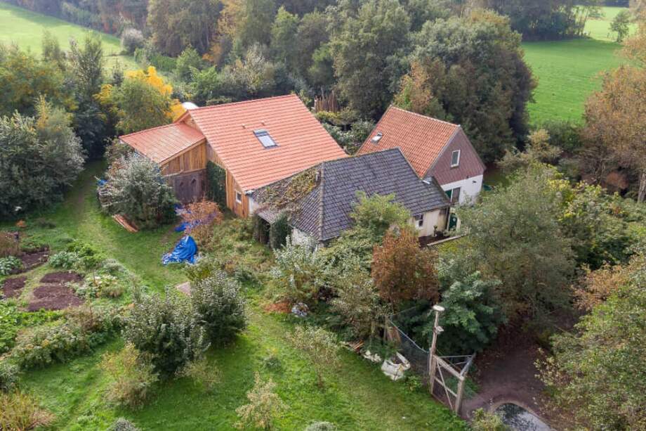 Fotografía de la finca donde un padre y seis niños habría sido secuestrados durante casi una década en Ruinerwold, Holanda. / EFE