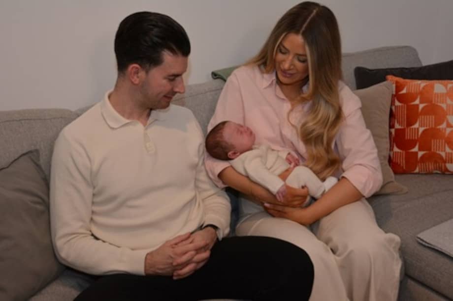 En la foto se puede ver a Grace Bell, su esposo Steve Powell y su hijo Hugo.