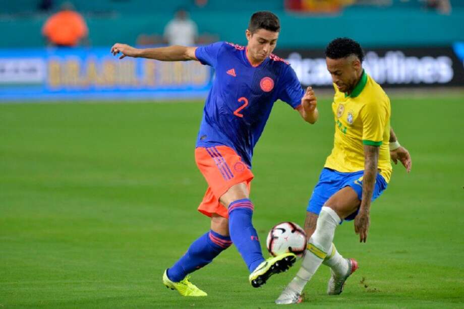 Stefan Medina disputa un balón con Neymar en el amistoso ante la selección brasileña de fútbol. / Cristian Álvarez - FCF